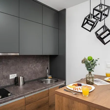 Aparthotel Modern And Bright - Main Street 4*