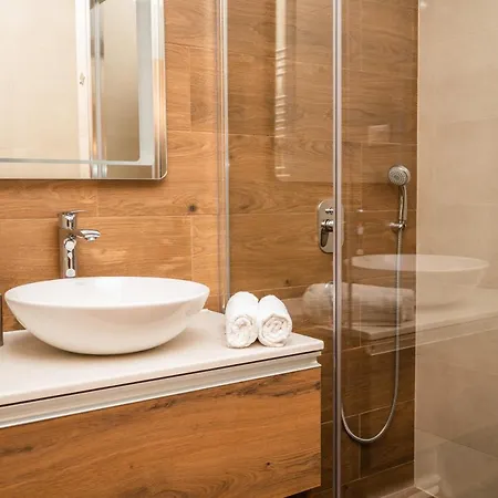 Modern And Bright - Main Street Aparthotel 4*