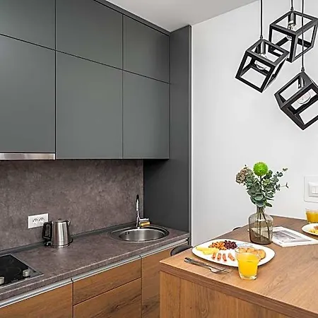 Modern And Bright - Main Street Aparthotel