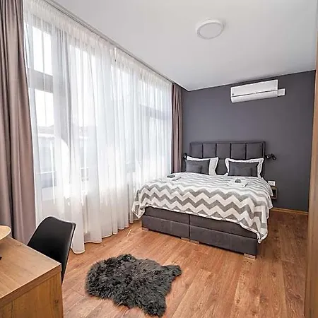 Aparthotel Modern And Bright - Main Street 4*